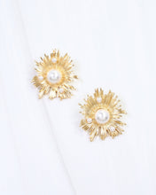 Load image into Gallery viewer, Alicia Pearl Sunburst Earring Gold: Default
