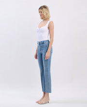 Load image into Gallery viewer, HIGH RISE PATCH POCKET CROP FLARE JEANS F6064: RESOUND / 26
