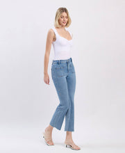 Load image into Gallery viewer, HIGH RISE PATCH POCKET CROP FLARE JEANS F6064: RESOUND / 26
