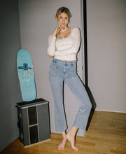 Load image into Gallery viewer, HIGH RISE PATCH POCKET CROP FLARE JEANS F6064: RESOUND / 26
