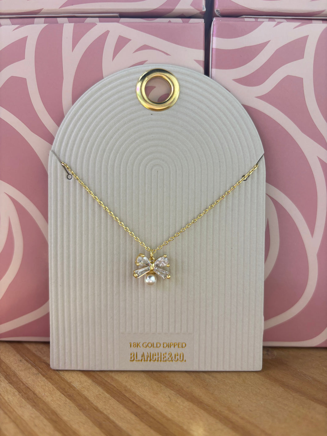 The Bow Pearl necklace